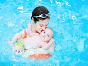 Memperkenalkan Berenang Pada Bayi