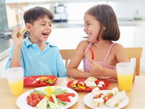Hindari 4 Kesalahan Memberi Camilan Yang Bisa Membuat Anak Tak Doyan Makan