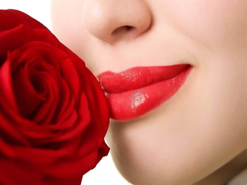 Cara Alami Memerahkan Bibir