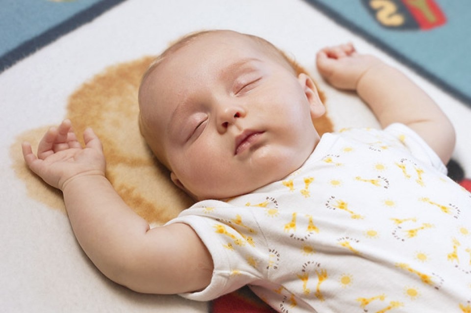 cara melatih bayi tidur sendiri